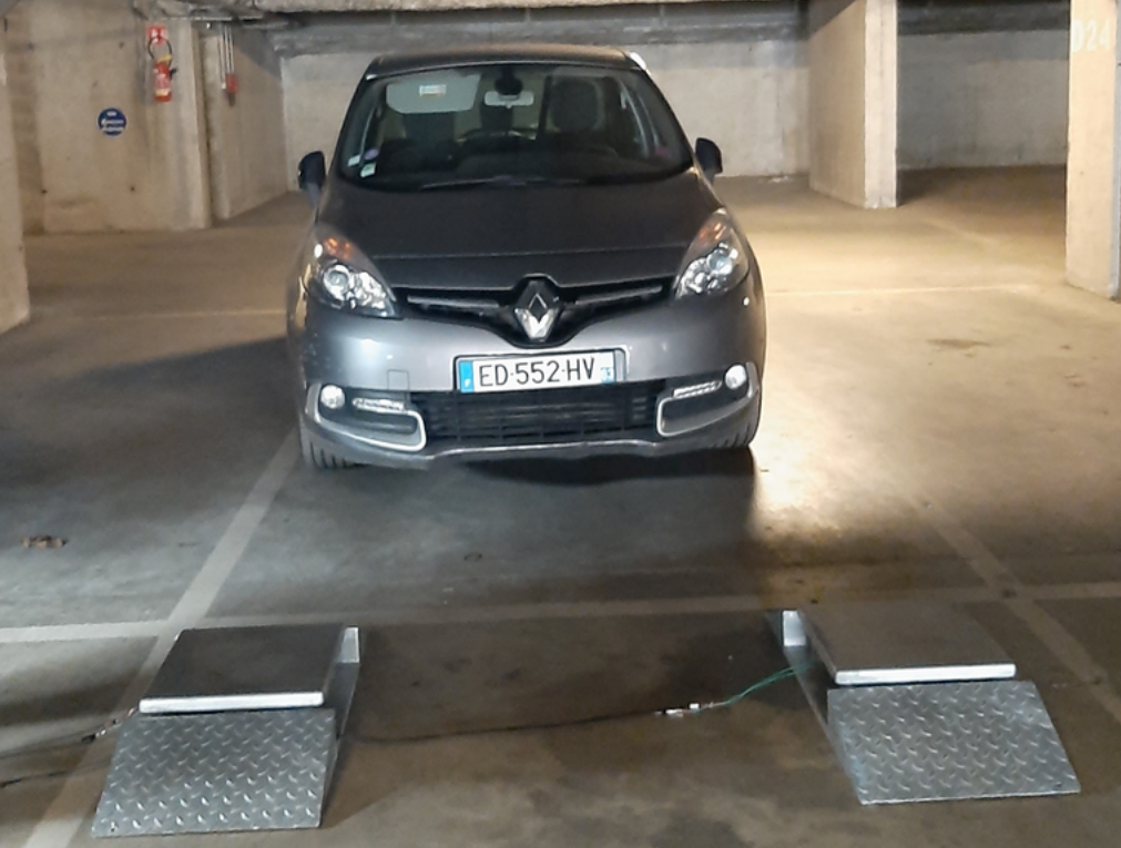 Energy-harvesting ramp used for vehicle pass tests